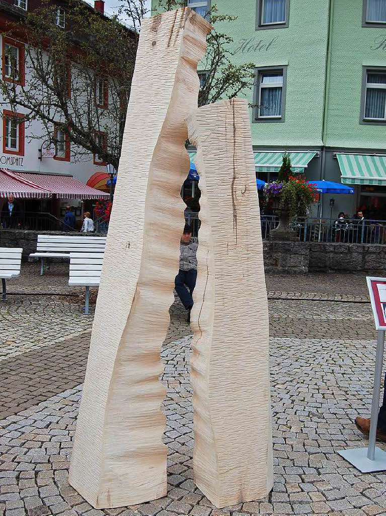 Ordentlich Spne fliegen beim Holzbildhauer-Symposium in St. Blasien.