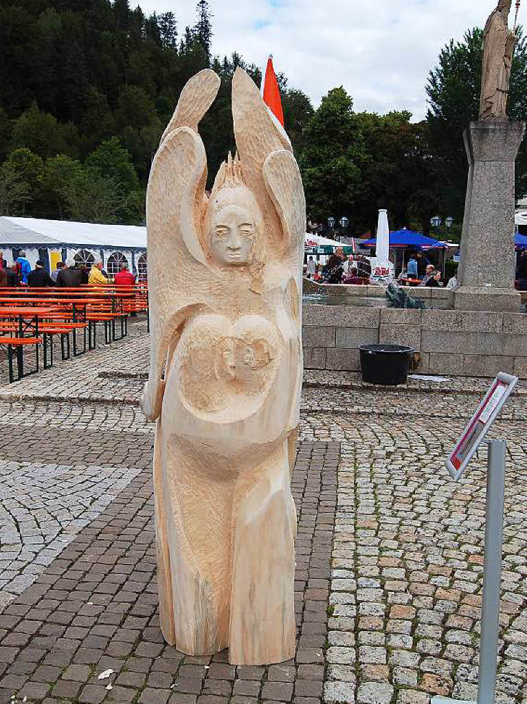 Ordentlich Spne fliegen beim Holzbildhauer-Symposium in St. Blasien.