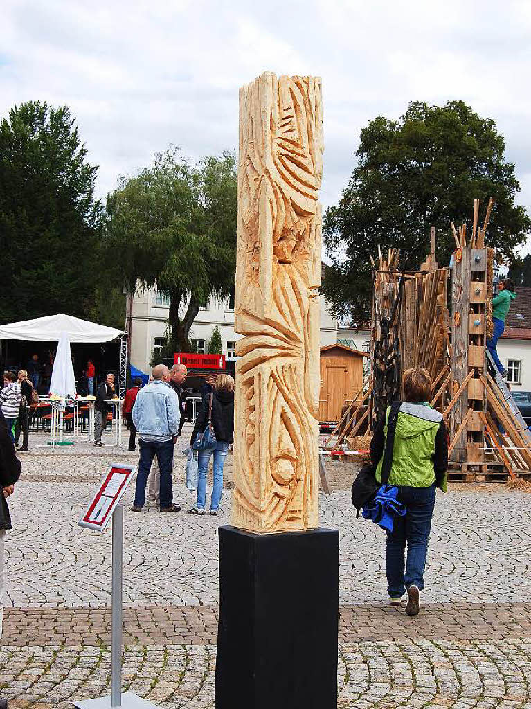 Ordentlich Spne fliegen beim Holzbildhauer-Symposium in St. Blasien.