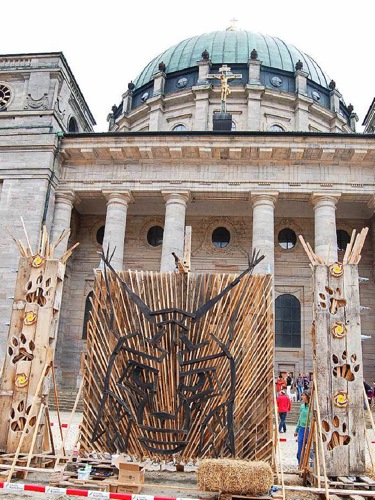 Leto Meyles „Feuerluchs“ am Samstagnachmittag und am Samstagabend, nach dem Anznden. Die brennende Skulptur sorgte fr eine ungewhnliche Atmosphre auf dem Domplatz, viele Zuschauer beobachteten die verschiedenen Stadien, bis sie zu Asche wurde. 