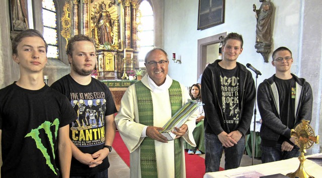 &#8222;Auf Wiedersehen, Herr Pfarrer M...istlichen alles Gute und Gottes Segen.  | Foto: Reiner Merz