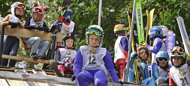 Flotte Vgel: Skispringen ist fr jedes Kind eine Mutprobe.   | Foto: junkel