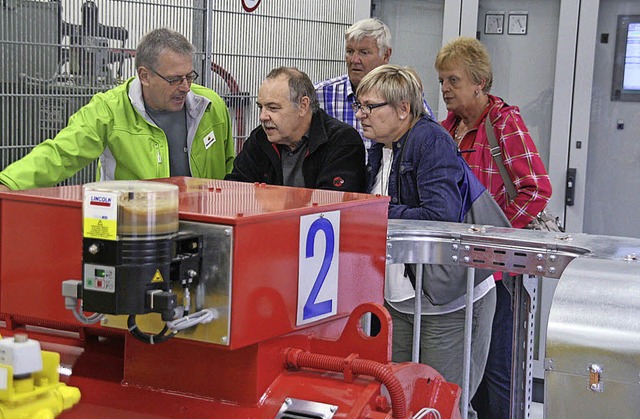 Im Maschinensaal des Wasserkraftwerks ...n die Besucher die Technik bestaunen.   | Foto: Peter Schtz