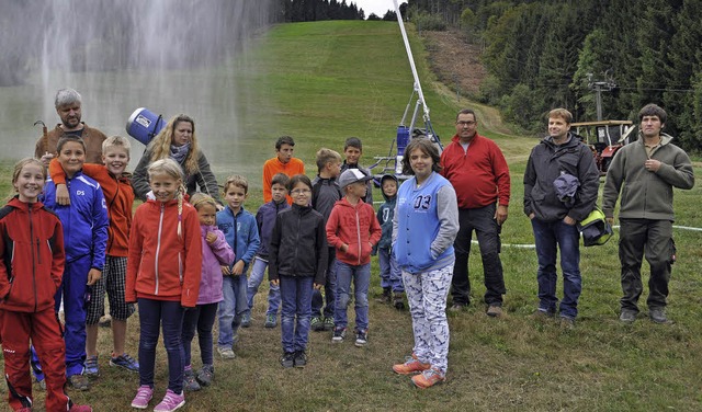 Einmal Schnee, bitte! Das Skilift-Team...und brachte Kinderaugen zum Leuchten.   | Foto: Sandhya hasswani