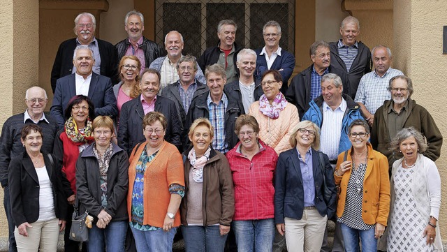 Die ehemaligen Schlerinnen und Schle...d Emil Kmmerle ( 2. Reihe rechts ).    | Foto: Wolfgang Scheu