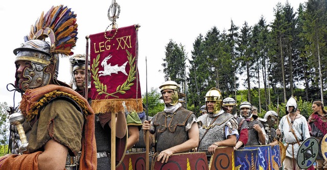 Dutzende von Rmern und Alemannen prsentieren sich beim Rmerfest in Hfingen.   | Foto: Gabi Lendle