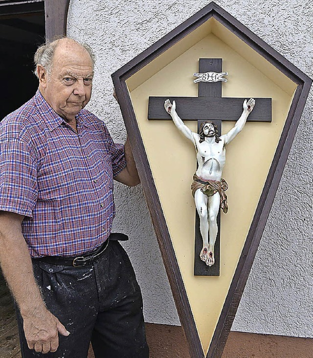 Siegfried Winterhalder mit dem restaurierten Kreuz der Schillingskapelle.   | Foto: Liane Schilling
