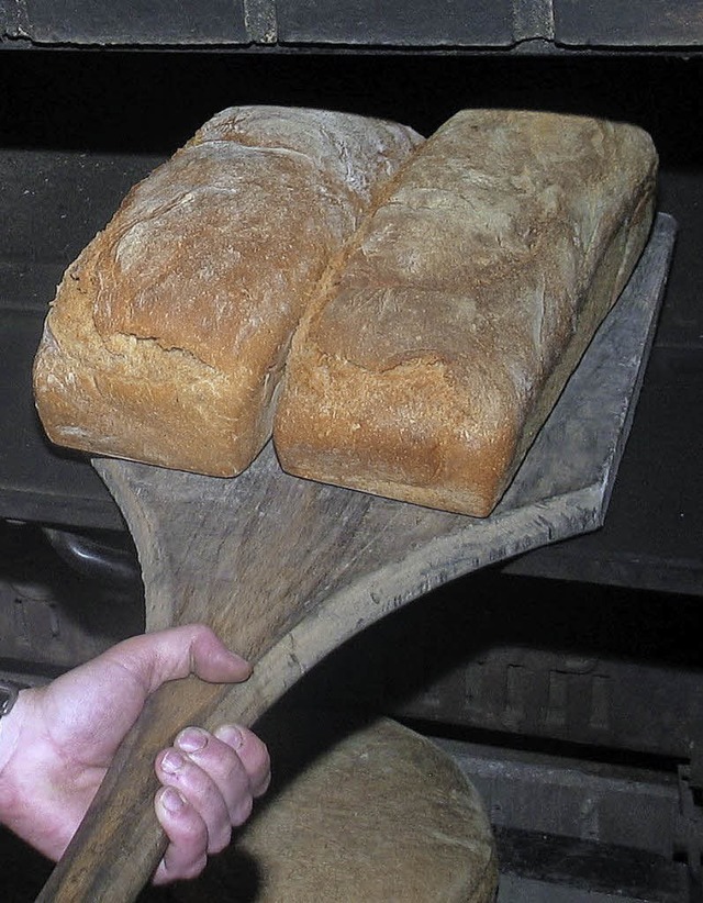 Hmmmm... frisches Brot aus dem Holzofen.  | Foto: Gerda Oswald