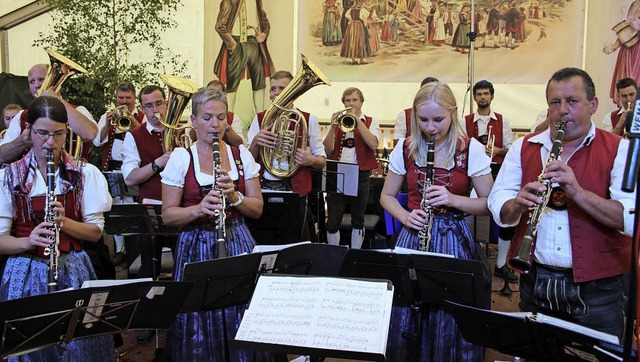 Die Musikkapelle Oberreute sorgte fr ...haltung beim bayrischen Frhschoppen.   | Foto: Karin Hei