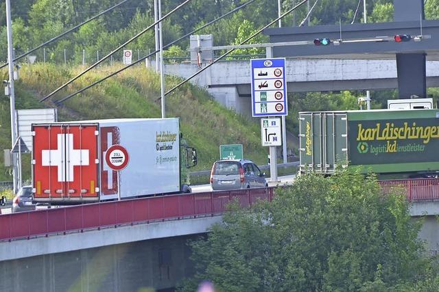 Container über A 98 in die Schweiz