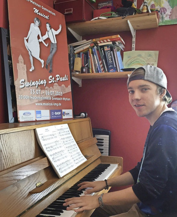 Fabian Fellmann spielt daheim auf dem ...er ein Lied aus dem Musical<ppp></ppp>  | Foto: Katharina Merkel