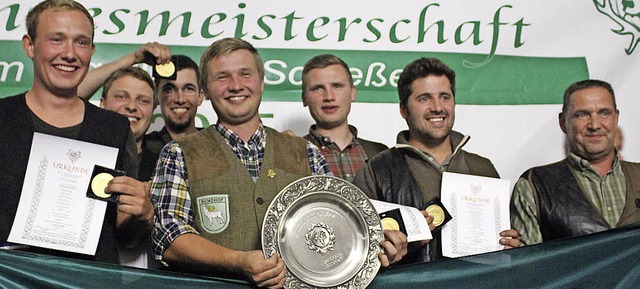Lorenz Rohwedder (Dritter von links) u...aft freuen sich ber die Goldmedaille.  | Foto: Otmar Faller