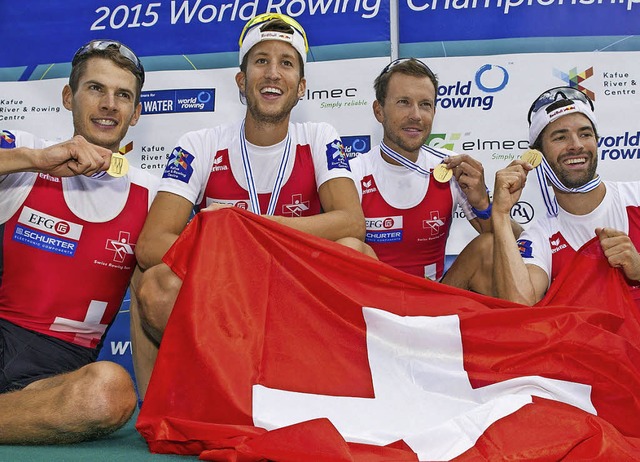 Seht her, Gold: Weltmeister Simon Niepmann (Zweiter von rechts)   | Foto: dpa