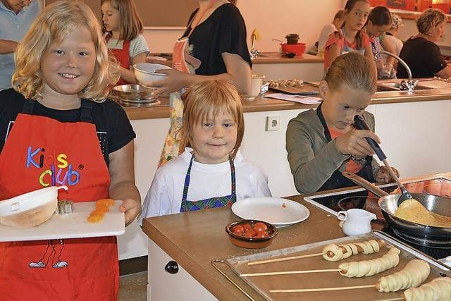 Kinder bekommen ganz schn was gebacken