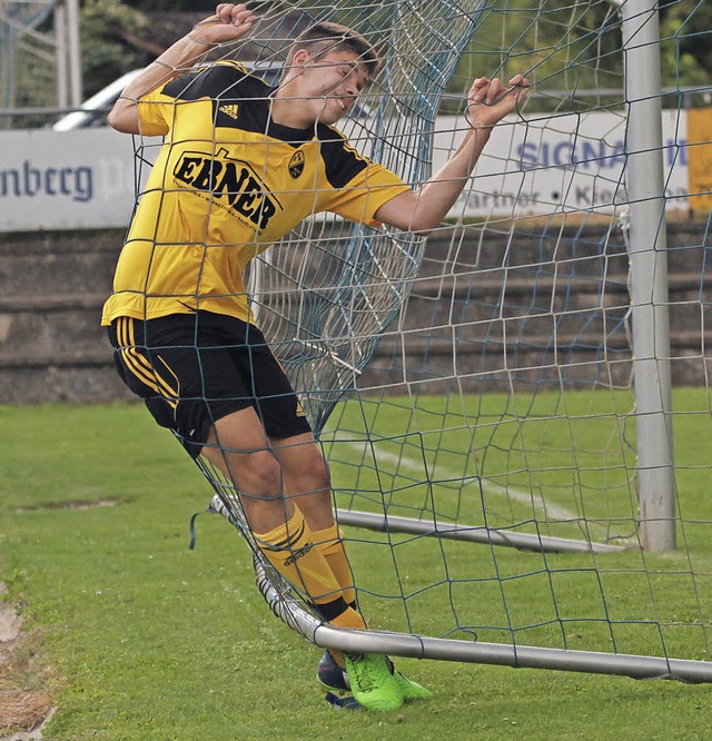 Ins Netz gegangen: Matthias Leber (SV ...andete schwungvoll im eigenen Kasten.   | Foto: Konzok