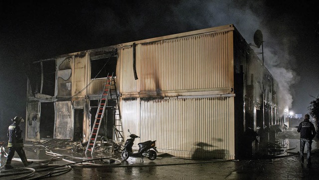 Das Containerheim in Rottenburg, Stunden, nachdem das Feuer ausgebrochen war   | Foto: dpa