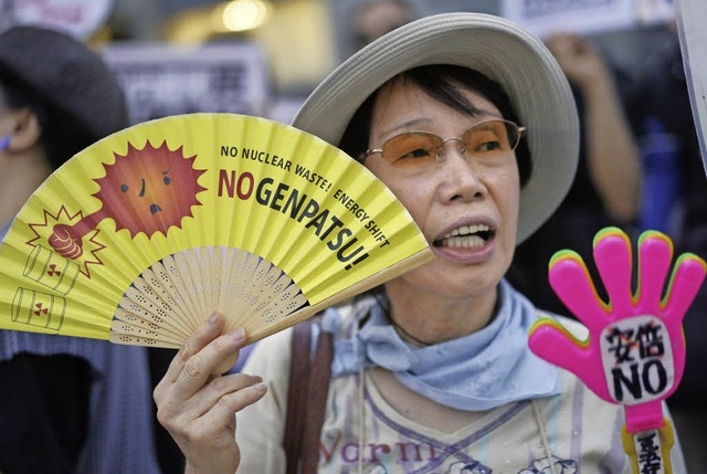 Proteste gegen Atomkraft gibt es, wie hier in Tokio nach wie vor.   | Foto: dpa