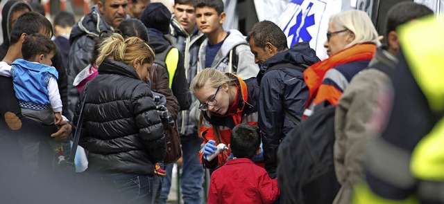 Ankunft von Flchtlingen in Mnchen: E... am Hauptbahnhof einen kleinen Jungen.  | Foto: dpa