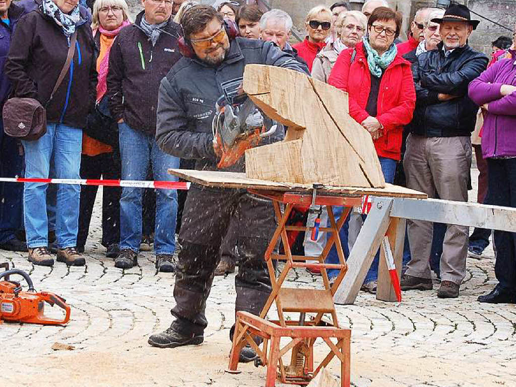 In 40 Minuten vom Holzklotz zur Skulptur – work in progress.