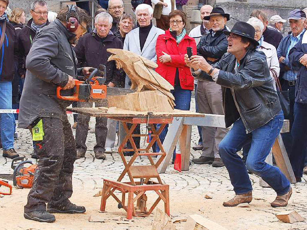 Fritz Will, knstlerischer Leiter des Bildhauersymposiums, dokumentiert den Fortschritt der Skulptur.