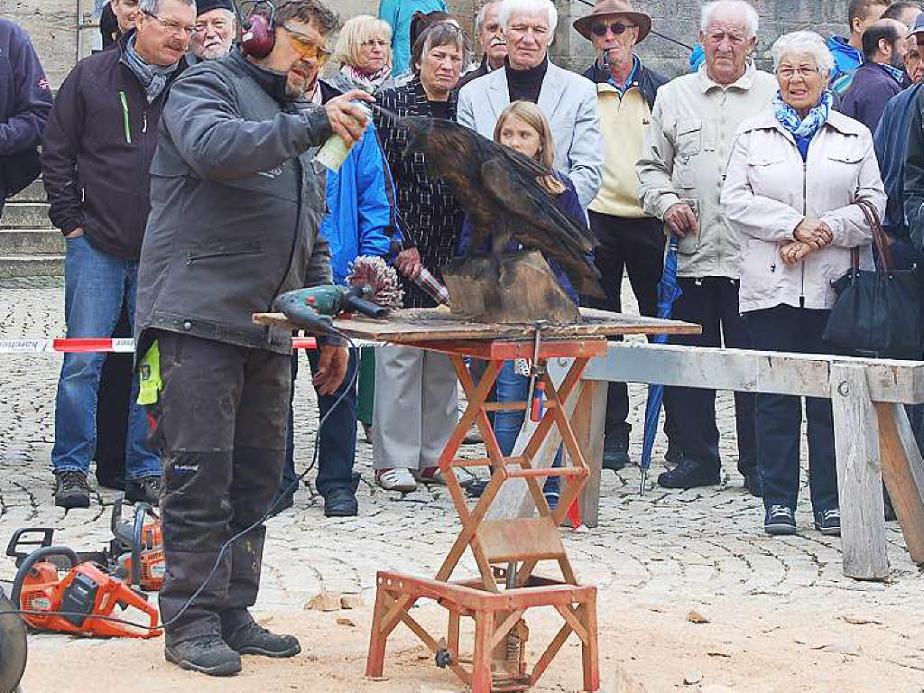 In 40 Minuten vom Holzklotz zur Skulptur – work in progress.