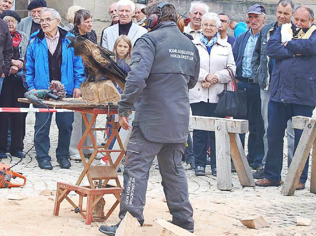 In 40 Minuten vom Holzklotz zur Skulptur – work in progress.