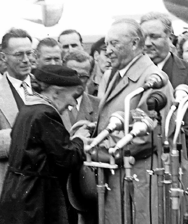 Die Mutter eines Kriegsgefangenen ksst Adenauer bei seiner Rckkehr  die Hand.   | Foto: dpa