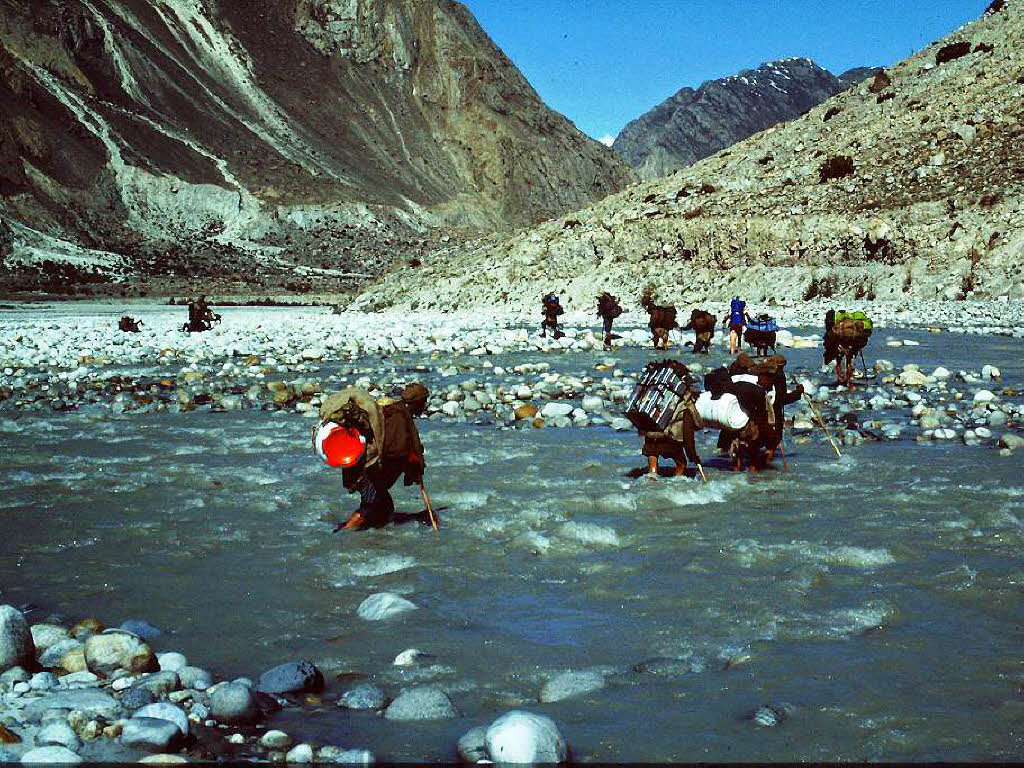 Hermann Lais: Gletscherbach: Notwendige, aber kalte Erfrischung bei der Durchquerung eines Gletscherbaches auf ca. 4500 Meter im Karakorum in Pakistan 1983.