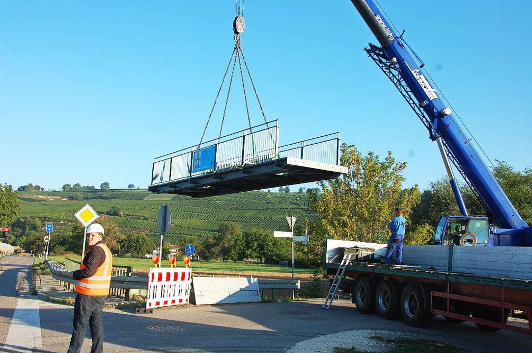 Die neue Stahlkonstruktion schwebt ein.  | Foto: Herbert Frey