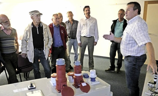Arnold Bohny (rechts) von der Firma Sc... eingesetzten universellen Messgerte.  | Foto: Christel Hlter-Hassler