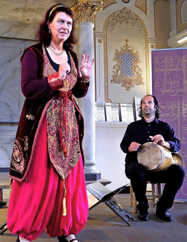 Erzhlerin Claudia Ott brachte den Zau...hne der Ehemaligen Synagoge Sulzburg.  | Foto: Dorothee Philipp