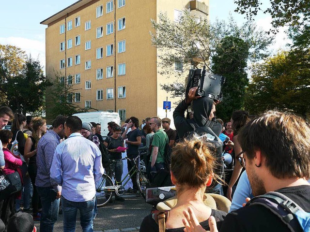 Gegen 16:30 Uhr beginnt die Demonstrat...ihr Willkommenszelt vertrieben wurden.  | Foto: Charlotte Janz