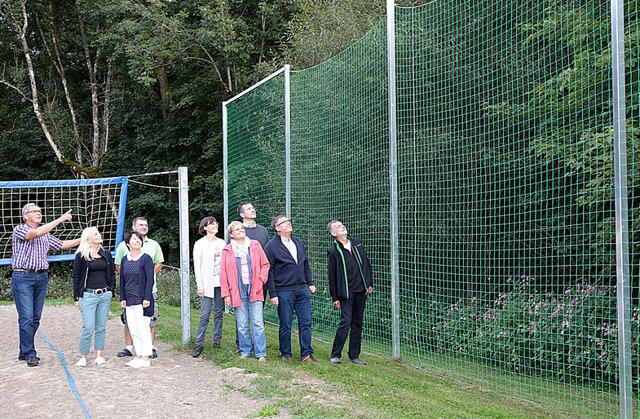 Mitglieder des aufgelsten Freundeskre...r das Ballfangnetz am Volleyballplatz.  | Foto: Privat