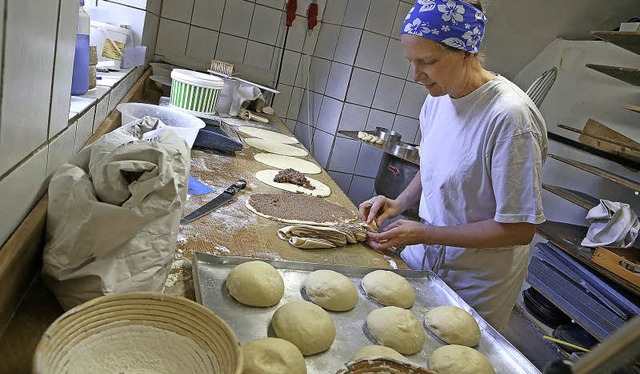 Anna Schnebel backt etwa 100 Brote in der Woche.   | Foto: Christoph Breithaupt