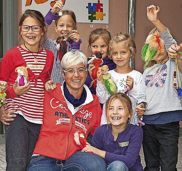 Petra Kaiser umringt von den Kindern.   | Foto: Scheu