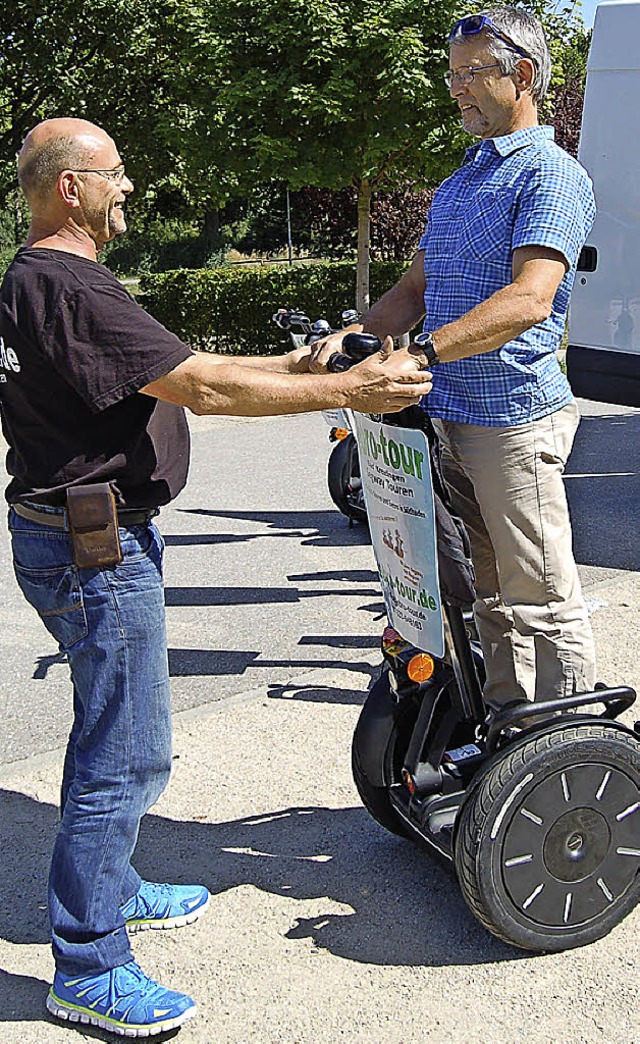 Klaus Schmidt wird von Edgar Bronner in den Gebrauch des Segways eingewiesen.   | Foto: Thomas rhenisch