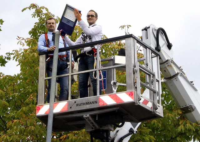 In luftiger Hhe setzte Brgermeister ...estckte Leuchte auf den Laternenmast.  | Foto: Herbert Trogus