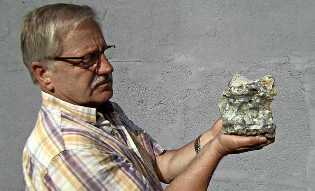 Der Heimatforscher Clemens Wittwer aus...kanten Quarzstein in seiner Sammlung.   | Foto: Ernst Brugger