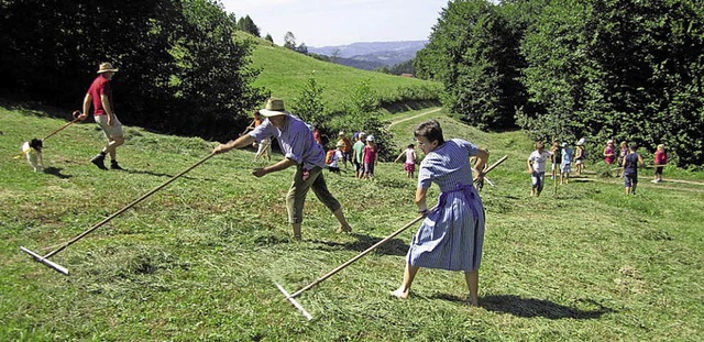 Mit den Naturfhrern gingen die Kinder...Und auch der Klettergarten kam gut an.  | Foto: ZVG