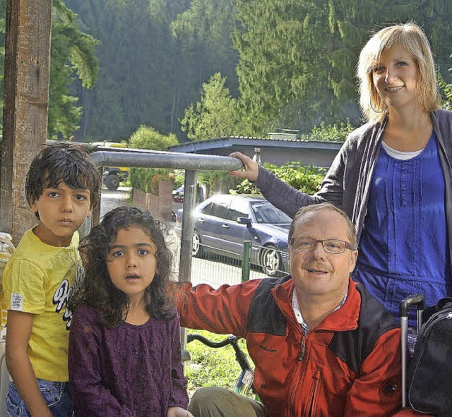 Umzug nach Maulburg: Auf gepackten Kof...rnhard Asal und Judith Asal zu sehen.   | Foto: Karin Maier