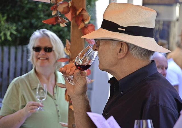 Bekanntschaft mit  Markgrfler Weinen ermglicht der Weinmarkt in Tllingen.  | Foto: Barbara Ruda