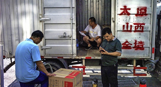 Nichts zu tun haben diese Arbeiter in Peking.   | Foto: AFP