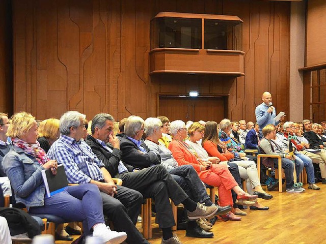 Im voll besetzten Kursaal drfen die B...ngssituation in Bad Krozingen stellen.  | Foto: Vogt