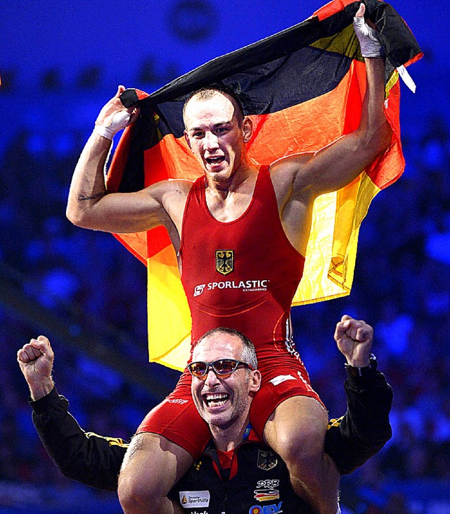 Feiert und lsst sich feiern: der deutsche Ringer Frank Stbler (oben)    | Foto: dpa