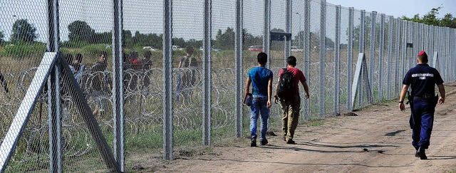 Symbol der Abschottung: der von Ungarn...ete Grenzzaun an der Grenze zu Serbien  | Foto: AFP