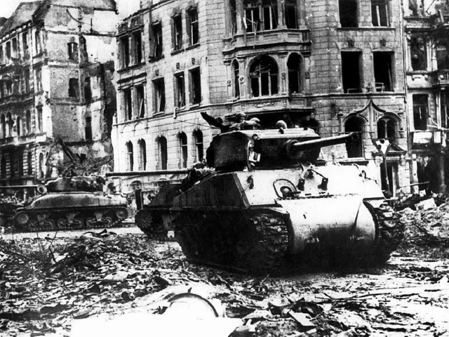 US-Panzer im zerstrten Kln 1945: Deutschland an einem Epochenschnitt?   | Foto: dpa