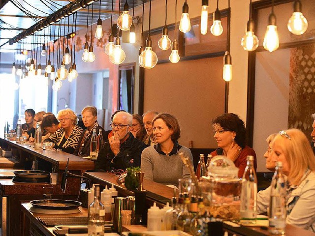 Ein Vormittag an der Theke der Passage...nte Bartender  Alexander Mayer steht.  | Foto: Rita Eggstein