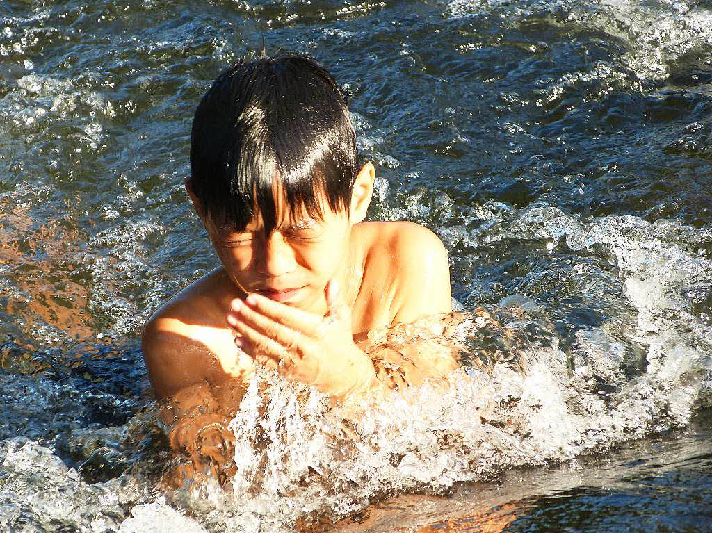 Wolfgang Merstetter: Urlaub 2014 in Jimenez Philippinen. Neffen meiner Frau beim Baden im Fluss.