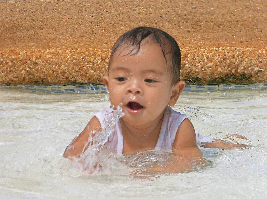 Wolfgang Merstetter: Urlaub 2014 in Jimenez Philippinen. Neffen meiner Frau beim Baden im Fluss. Erster Schwimmbadbesuch fr den Sohn der Nichte meiner Frau. Man sieht  die groe Begeisterung frs Wasser.