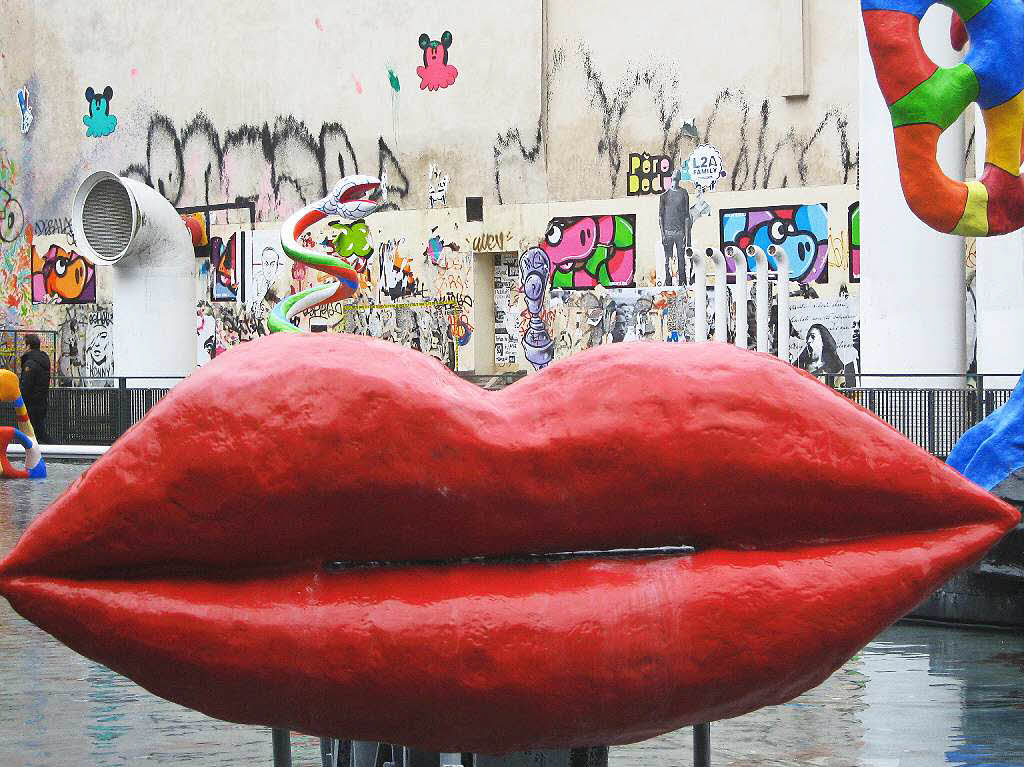 Rote Lippen soll man kssen.Und welche Stadt eignet sich dafr besser als Paris? Diese  Plastik von Niki de Saint Phalle steht am Strawinsky-Brunnen neben dem Centre Pompidou. Brigitte Beck aus Freiburg knipste es.